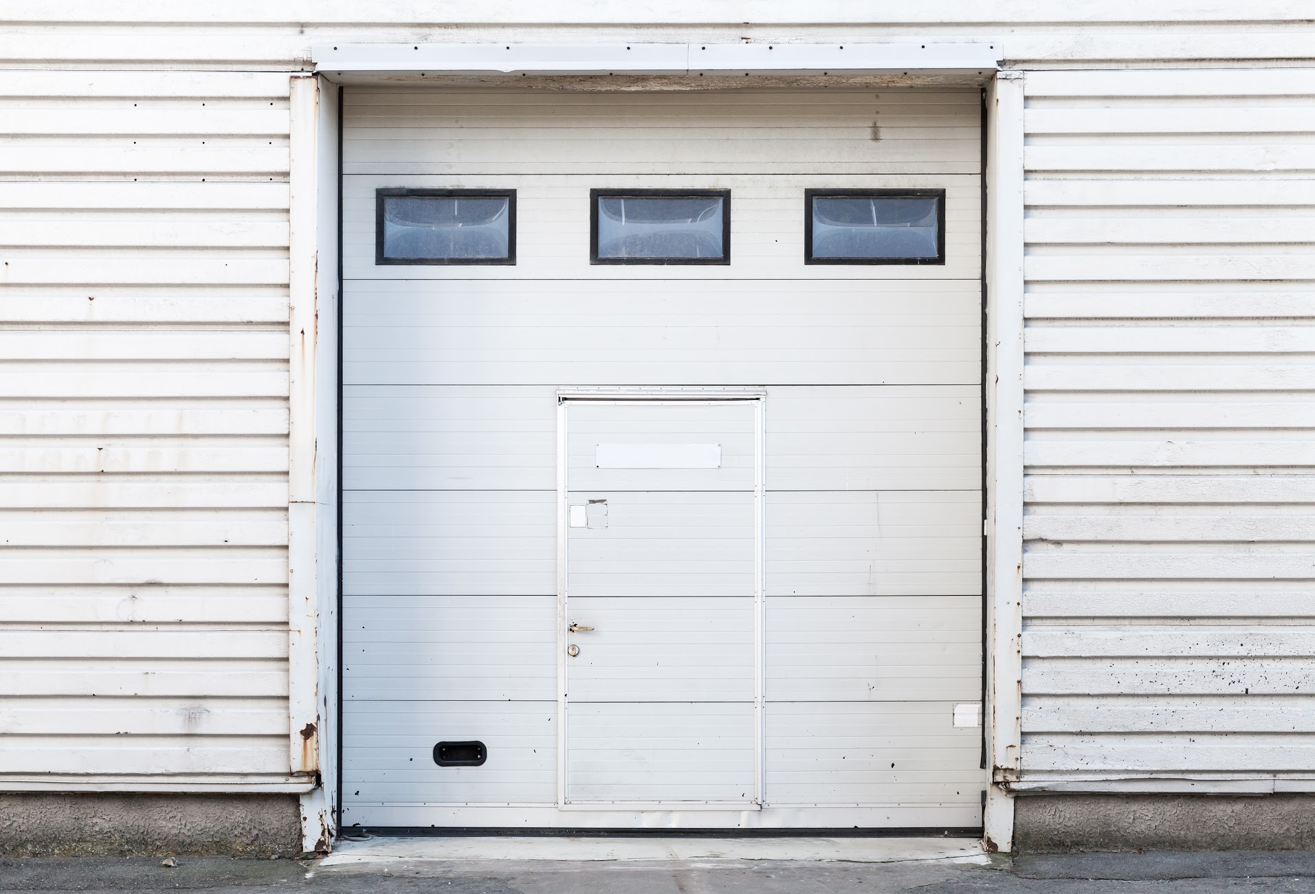 We offer fast, reliable, and affordable garage door services in Dallas, Texas and surrounding areas.
